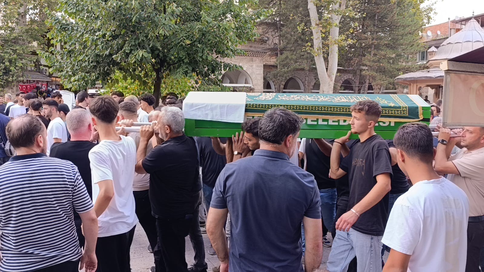 Üniversite hayali yarım kaldı: Arkadaşları tabutunu omuzladı
