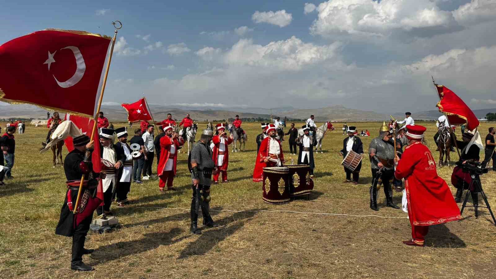 Ağrı’da 4 yıl sonra yeniden düzenlenen at yarışlarıyla gelenekler yeniden yaşatıldı