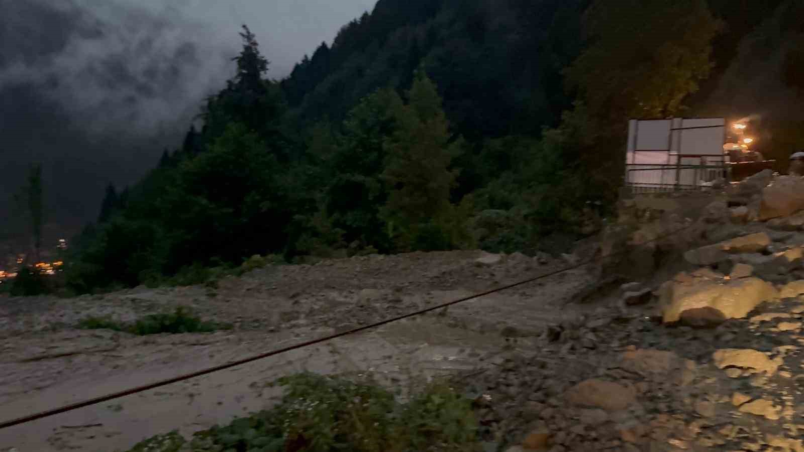 Trabzon’da aşırı yağış dereyi taşırdı, yol ulaşıma kapandı