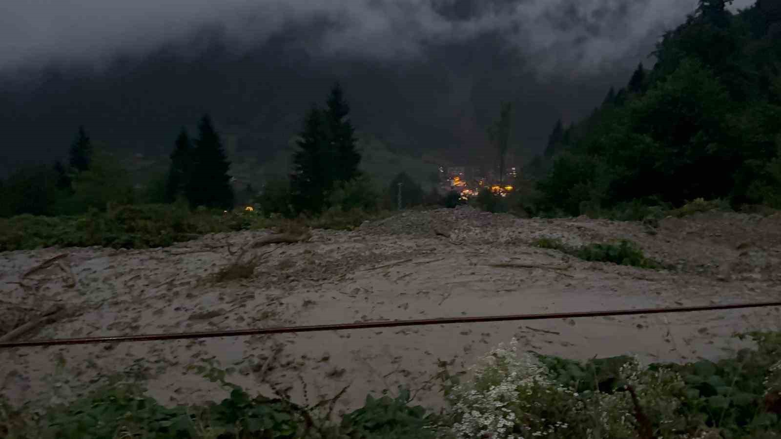 Trabzon’da aşırı yağış dereyi taşırdı, yol ulaşıma kapandı