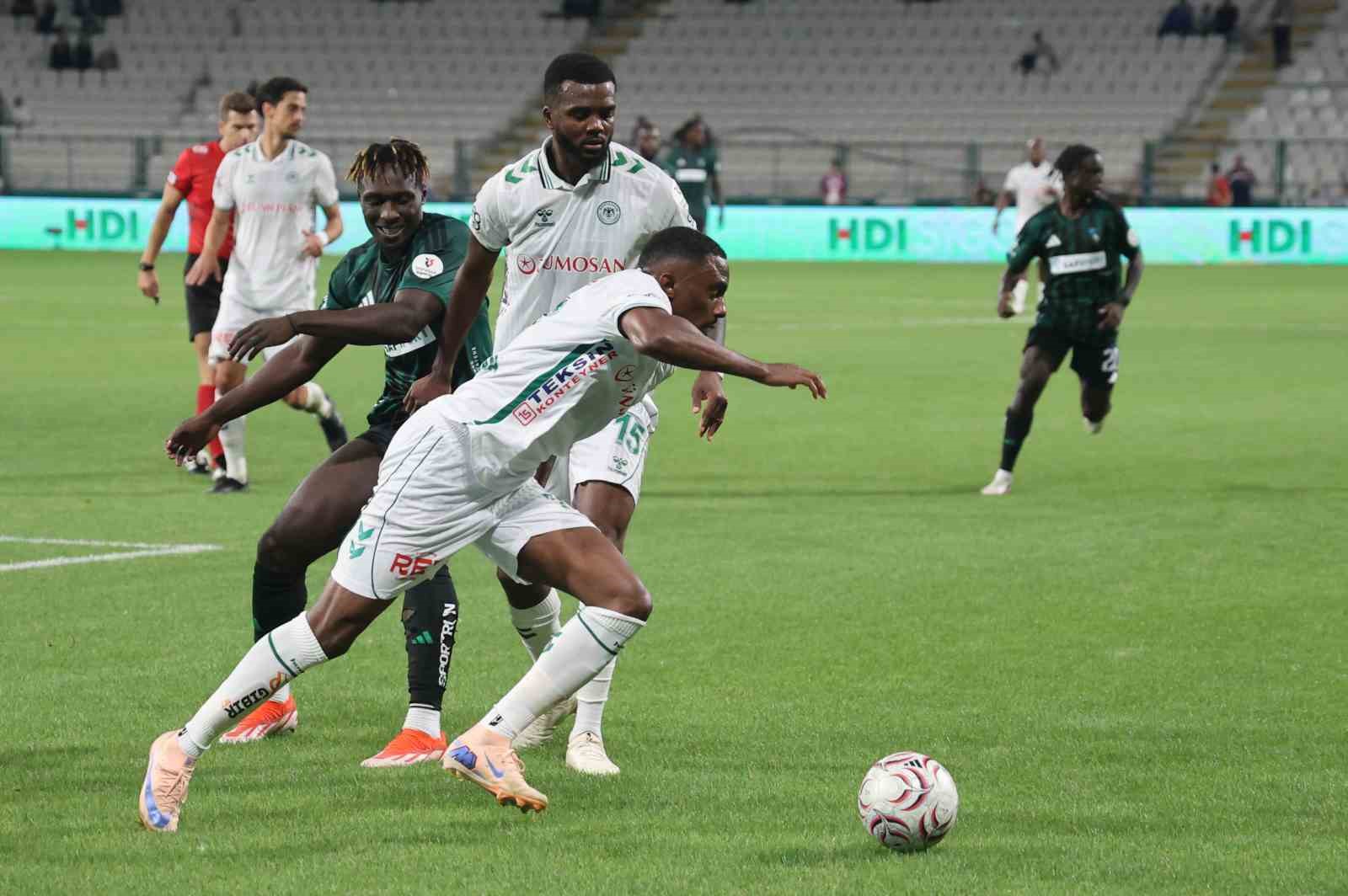 Trendyol Süper Lig: Konyaspor: 1 - Kocaelispor: 0 (İlk yarı)