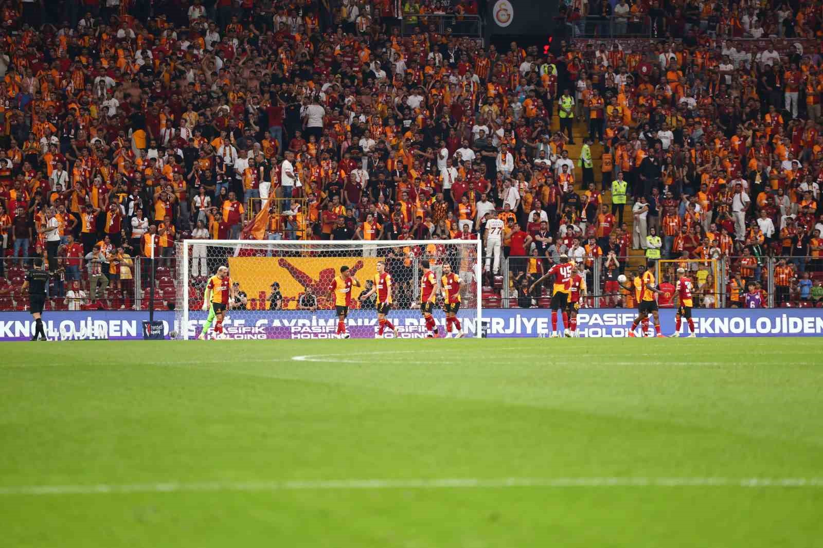 Trendyol Süper Lig: Galatasaray: 1 - Göztepe: 1 (İlk yarı)