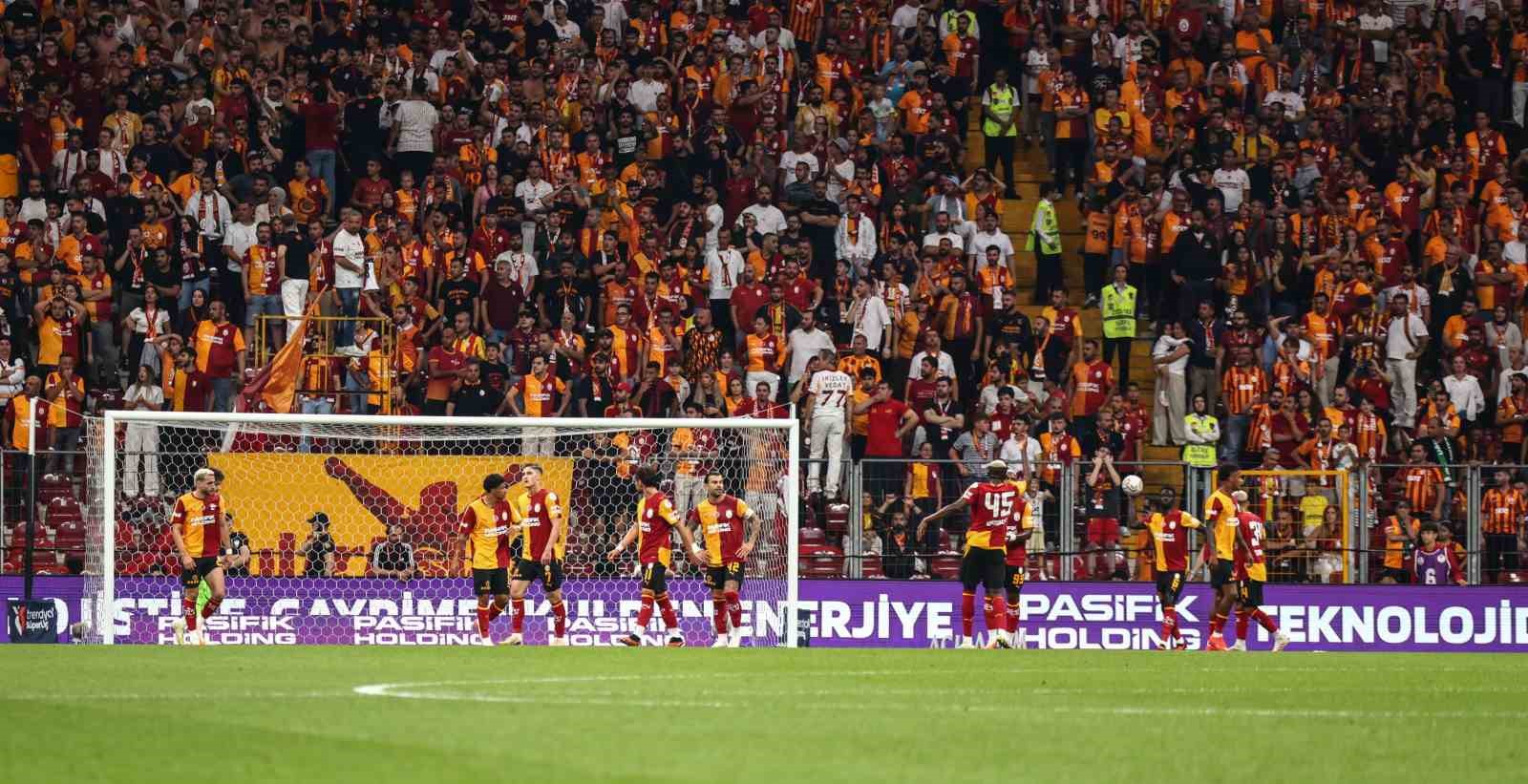 Trendyol Süper Lig: Galatasaray: 1 - Göztepe: 1 (İlk yarı)