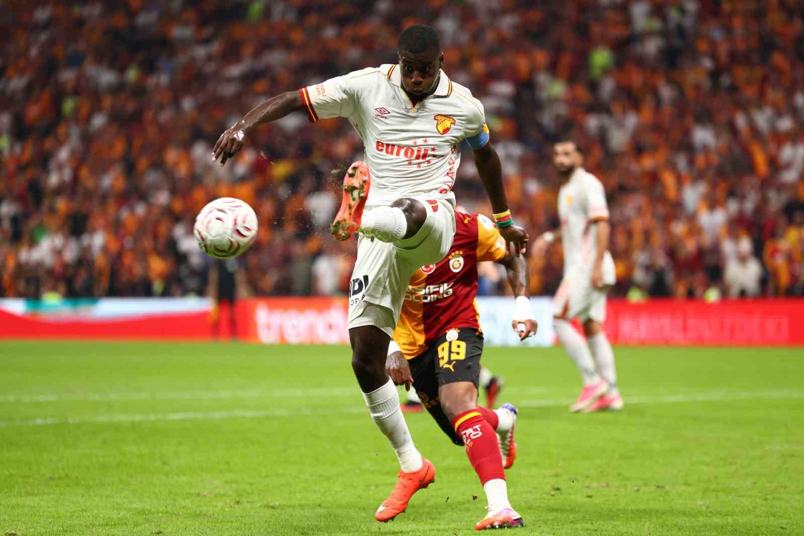 Trendyol Süper Lig: Galatasaray: 1 - Göztepe: 1 (İlk yarı)