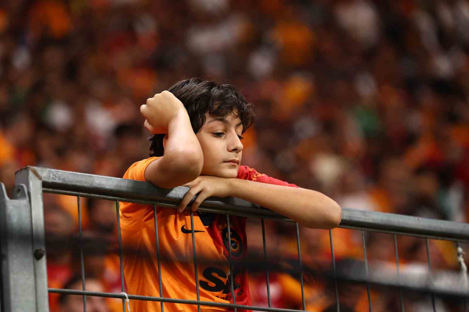 Trendyol Süper Lig: Galatasaray: 1 - Göztepe: 1 (İlk yarı)