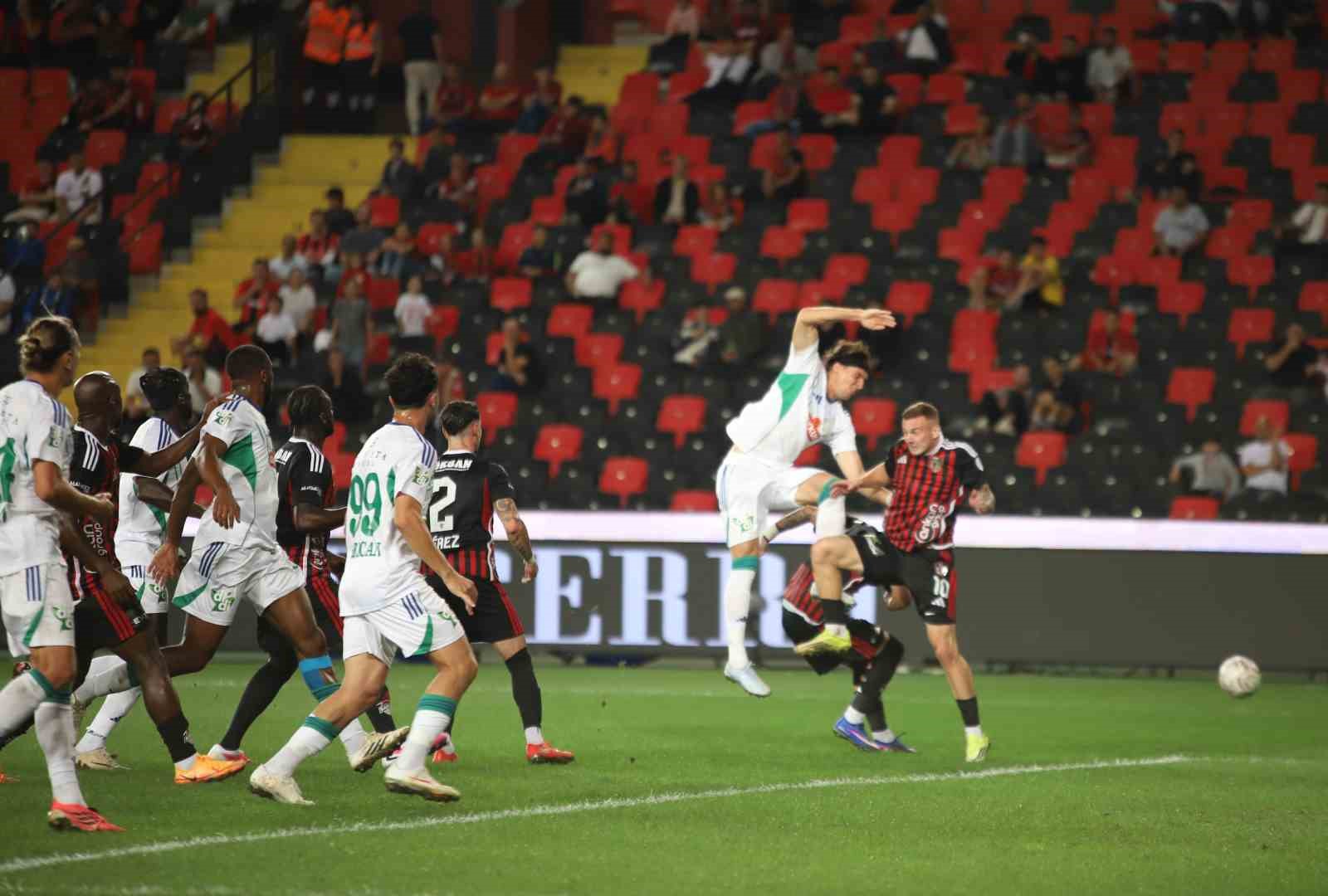 Trendyol Süper Lig: Gaziantep FK: 0 - Çaykur Rizespor: 2 (İlk yarı)