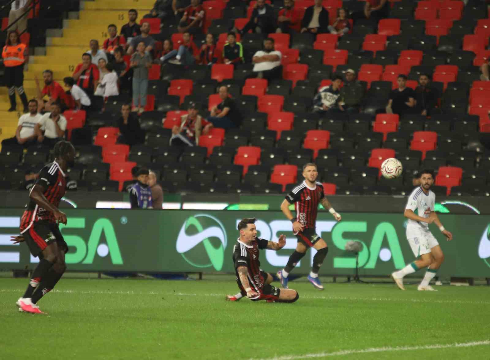 Trendyol Süper Lig: Gaziantep FK: 0 - Çaykur Rizespor: 2 (İlk yarı)