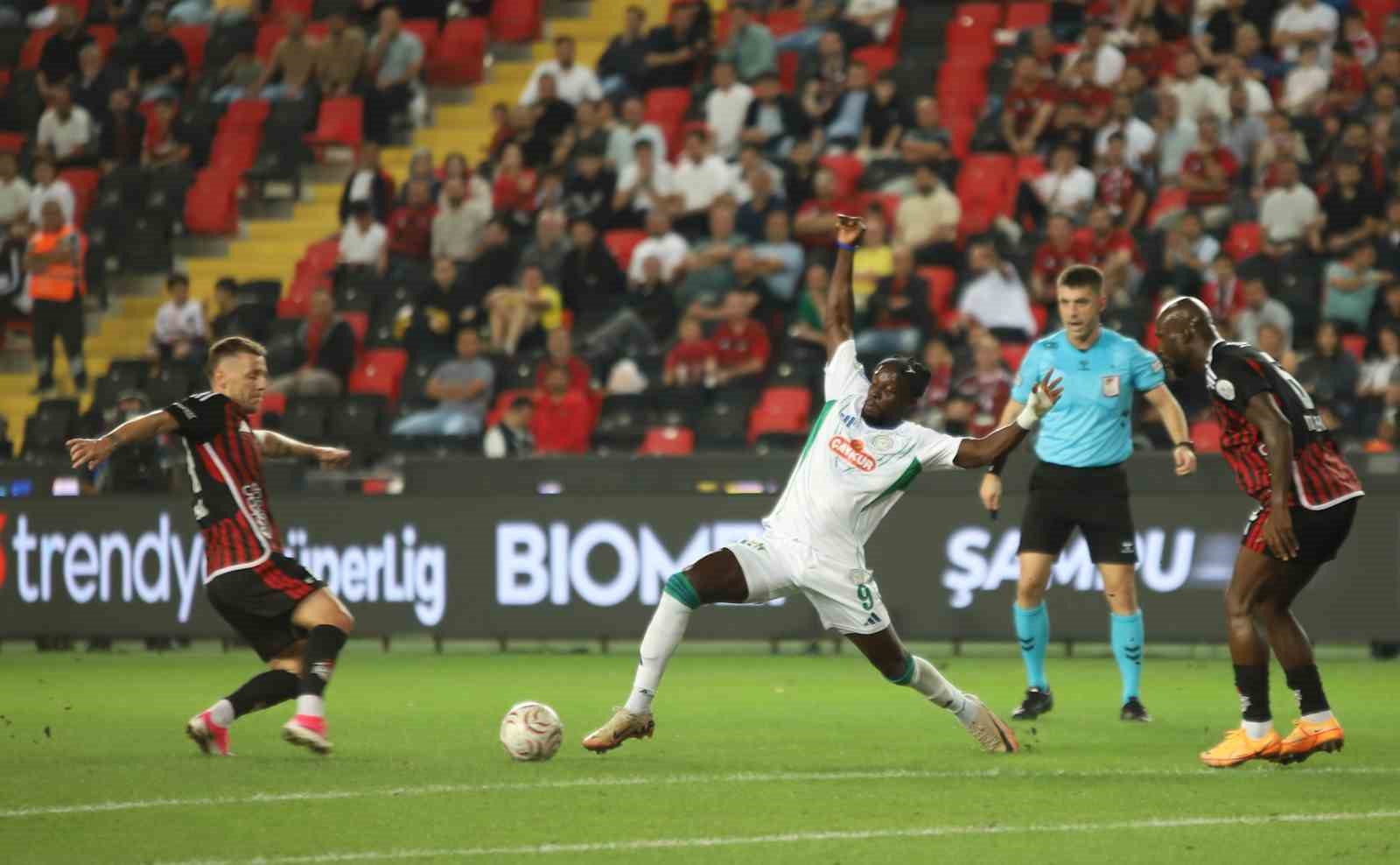 Trendyol Süper Lig: Gaziantep FK: 0 - Çaykur Rizespor: 2 (İlk yarı)