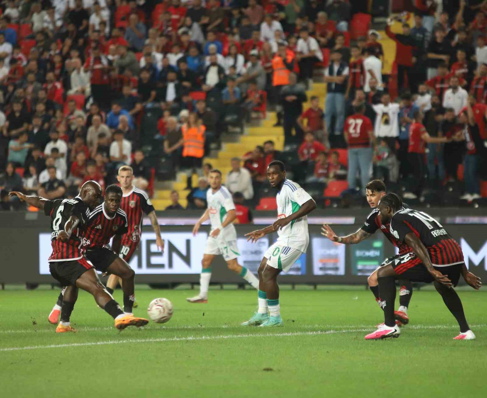 Trendyol Süper Lig: Gaziantep FK: 0 - Çaykur Rizespor: 2 (İlk yarı)