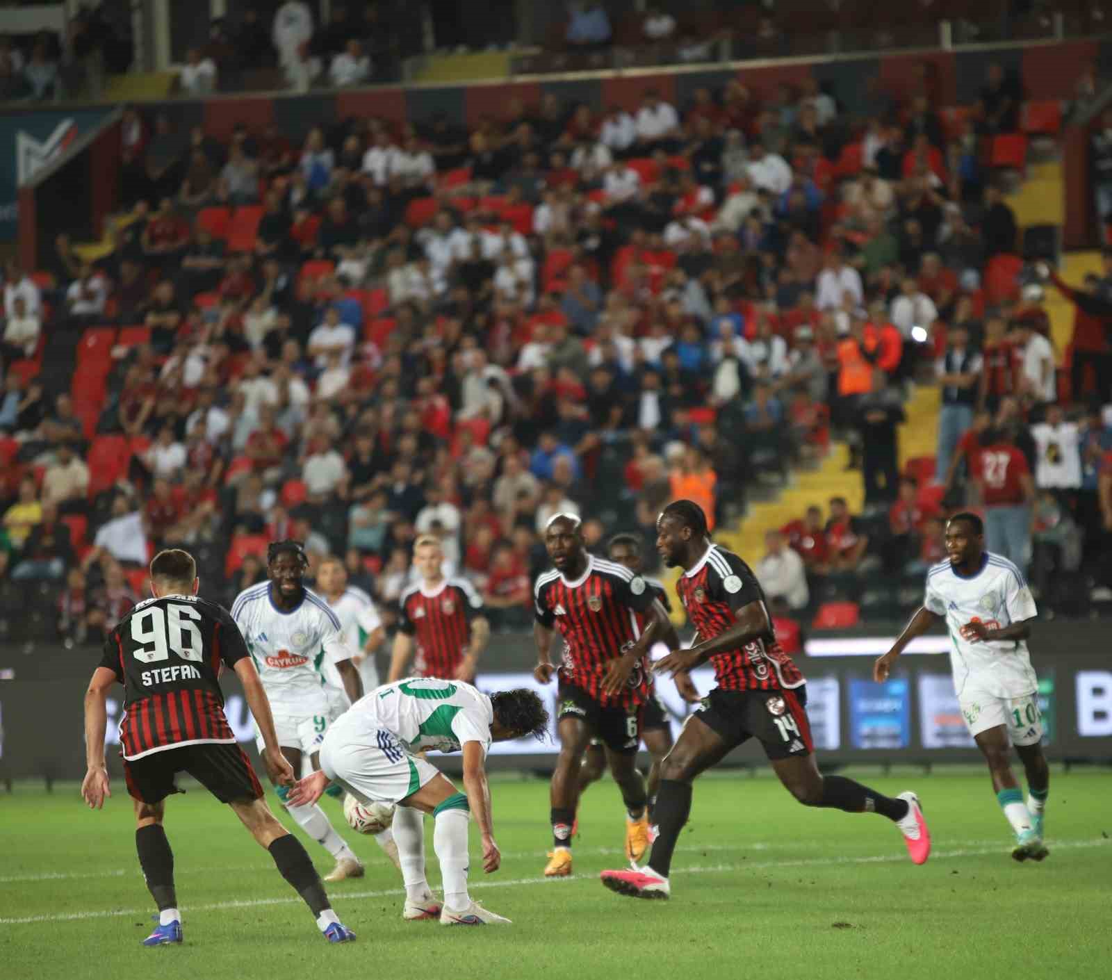Trendyol Süper Lig: Gaziantep FK: 0 - Çaykur Rizespor: 2 (İlk yarı)