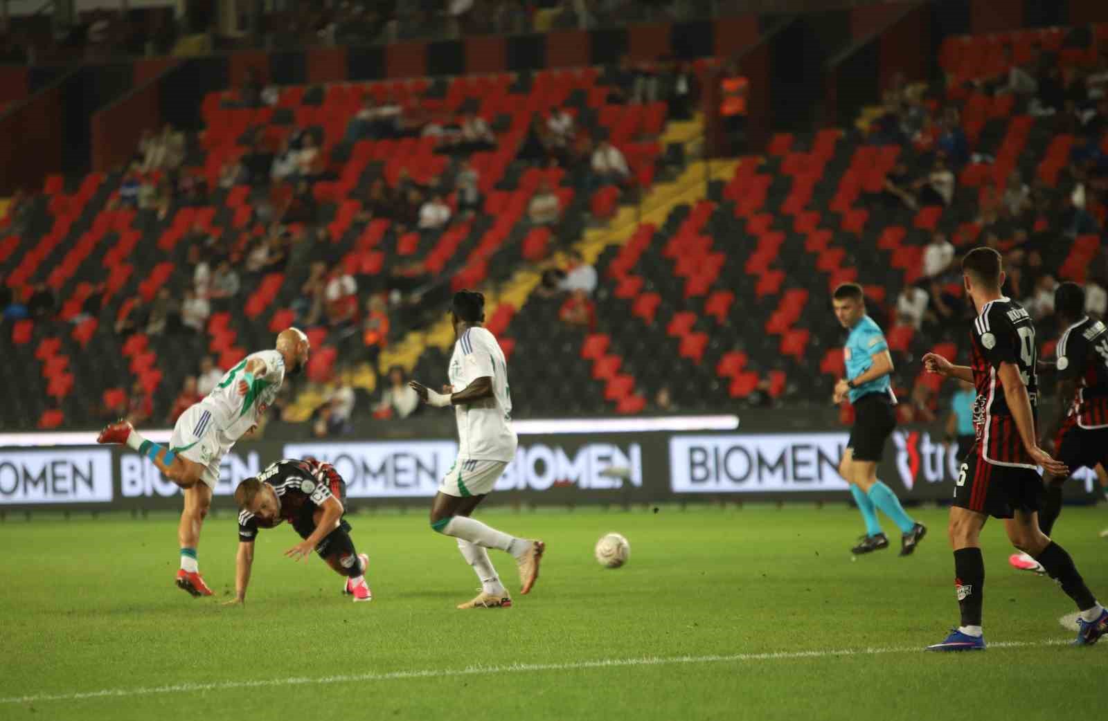 Trendyol Süper Lig: Gaziantep FK: 0 - Çaykur Rizespor: 2 (İlk yarı)
