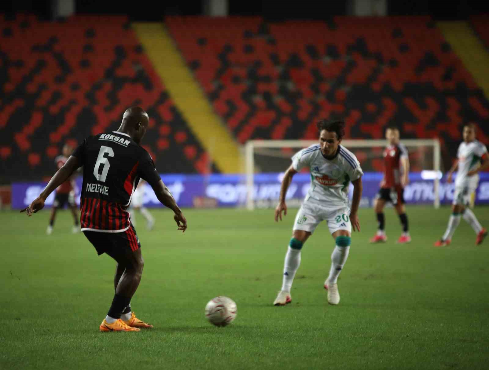 Trendyol Süper Lig: Gaziantep FK: 0 - Çaykur Rizespor: 2 (İlk yarı)