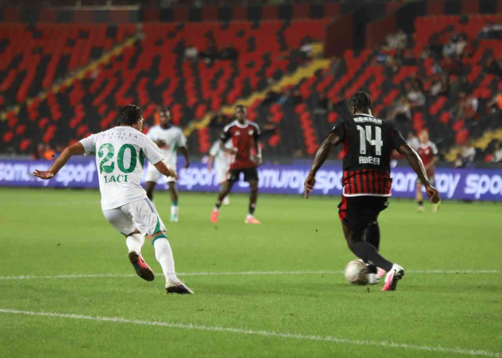 Trendyol Süper Lig: Gaziantep FK: 0 - Çaykur Rizespor: 2 (İlk yarı)