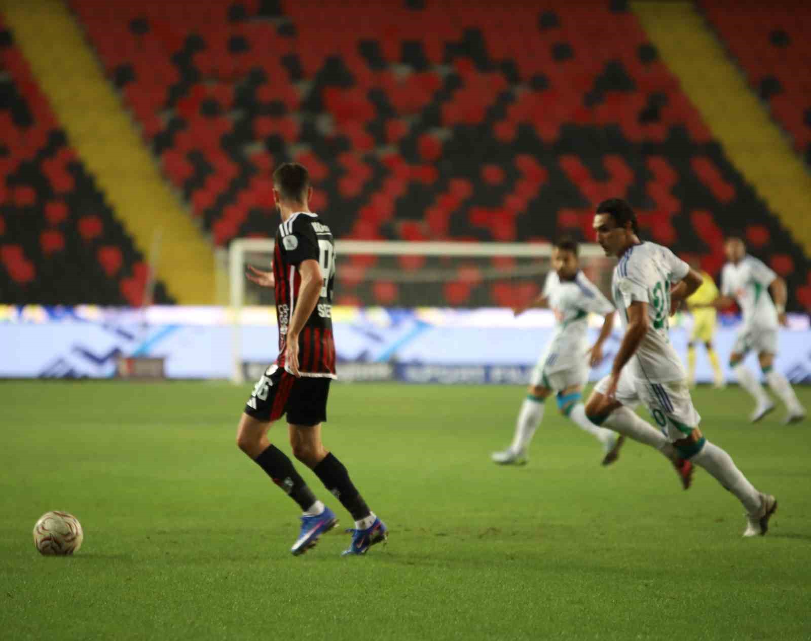 Trendyol Süper Lig: Gaziantep FK: 0 - Çaykur Rizespor: 2 (İlk yarı)