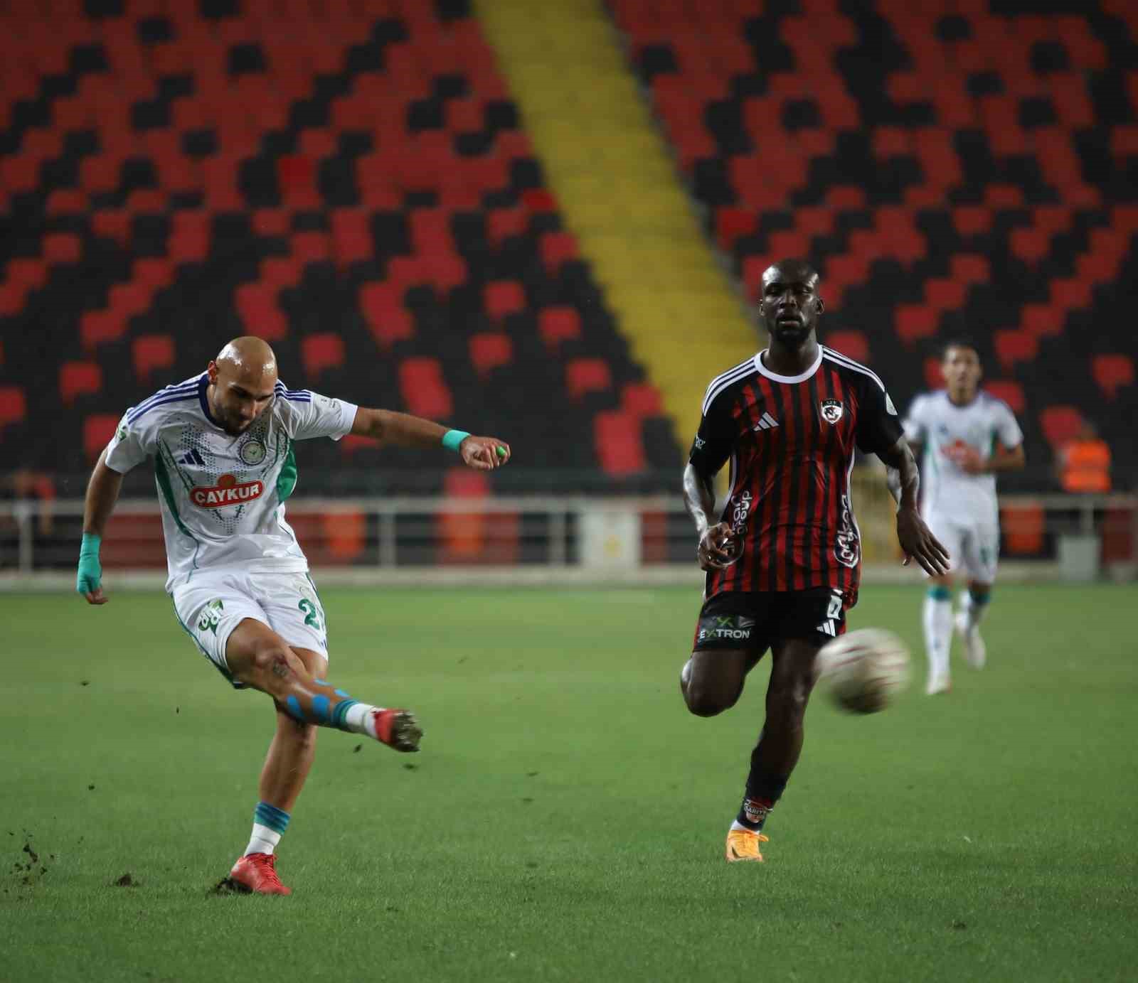 Trendyol Süper Lig: Gaziantep FK: 0 - Çaykur Rizespor: 2 (İlk yarı)