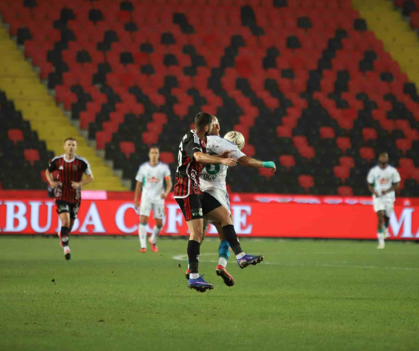 Trendyol Süper Lig: Gaziantep FK: 0 - Çaykur Rizespor: 2 (İlk yarı)