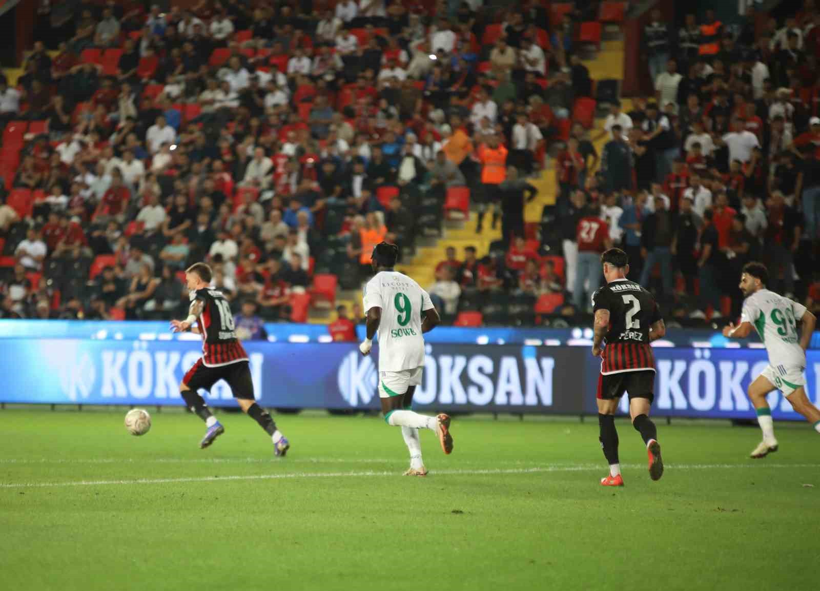 Trendyol Süper Lig: Gaziantep FK: 0 - Çaykur Rizespor: 2 (İlk yarı)