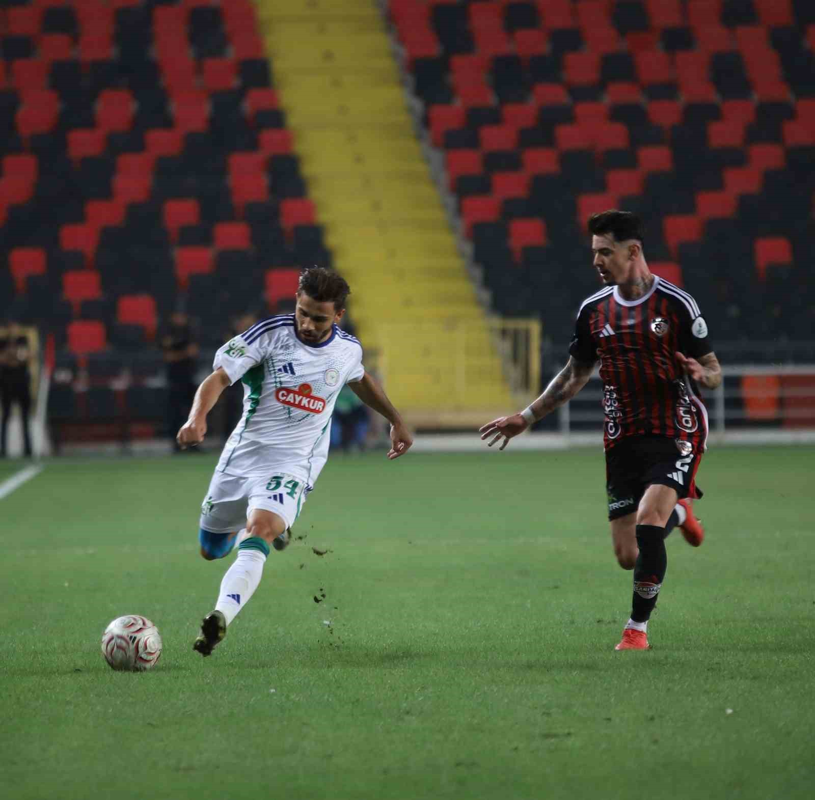 Trendyol Süper Lig: Gaziantep FK: 0 - Çaykur Rizespor: 2 (İlk yarı)