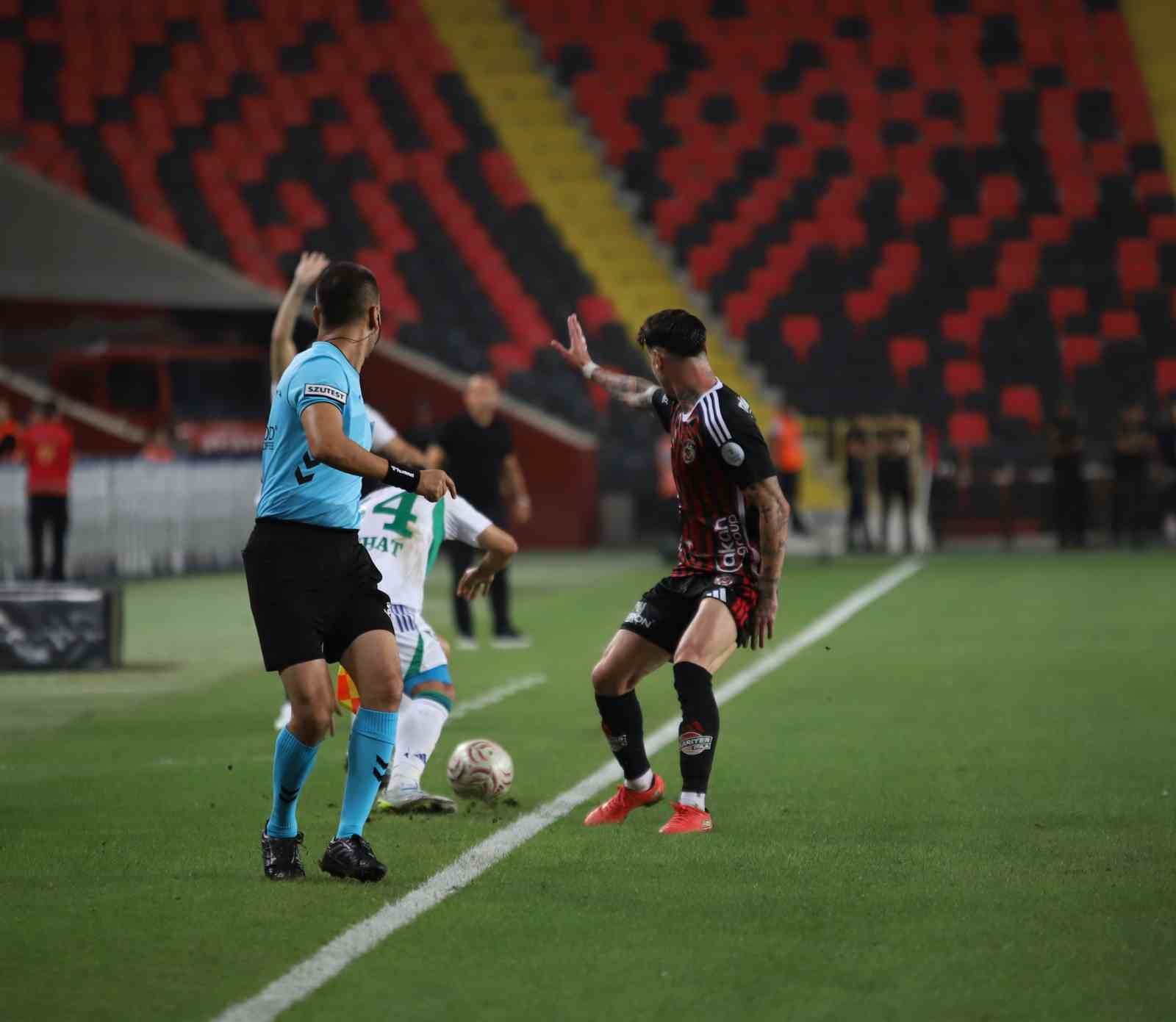 Trendyol Süper Lig: Gaziantep FK: 0 - Çaykur Rizespor: 2 (İlk yarı)