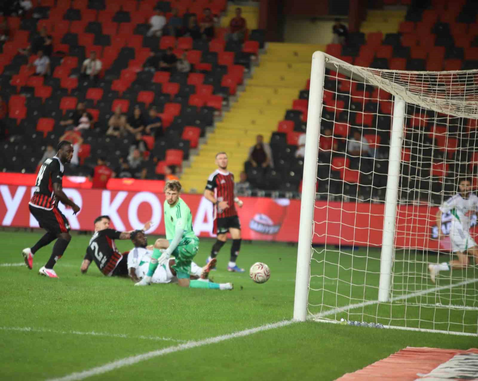 Trendyol Süper Lig: Gaziantep FK: 0 - Çaykur Rizespor: 2 (İlk yarı)