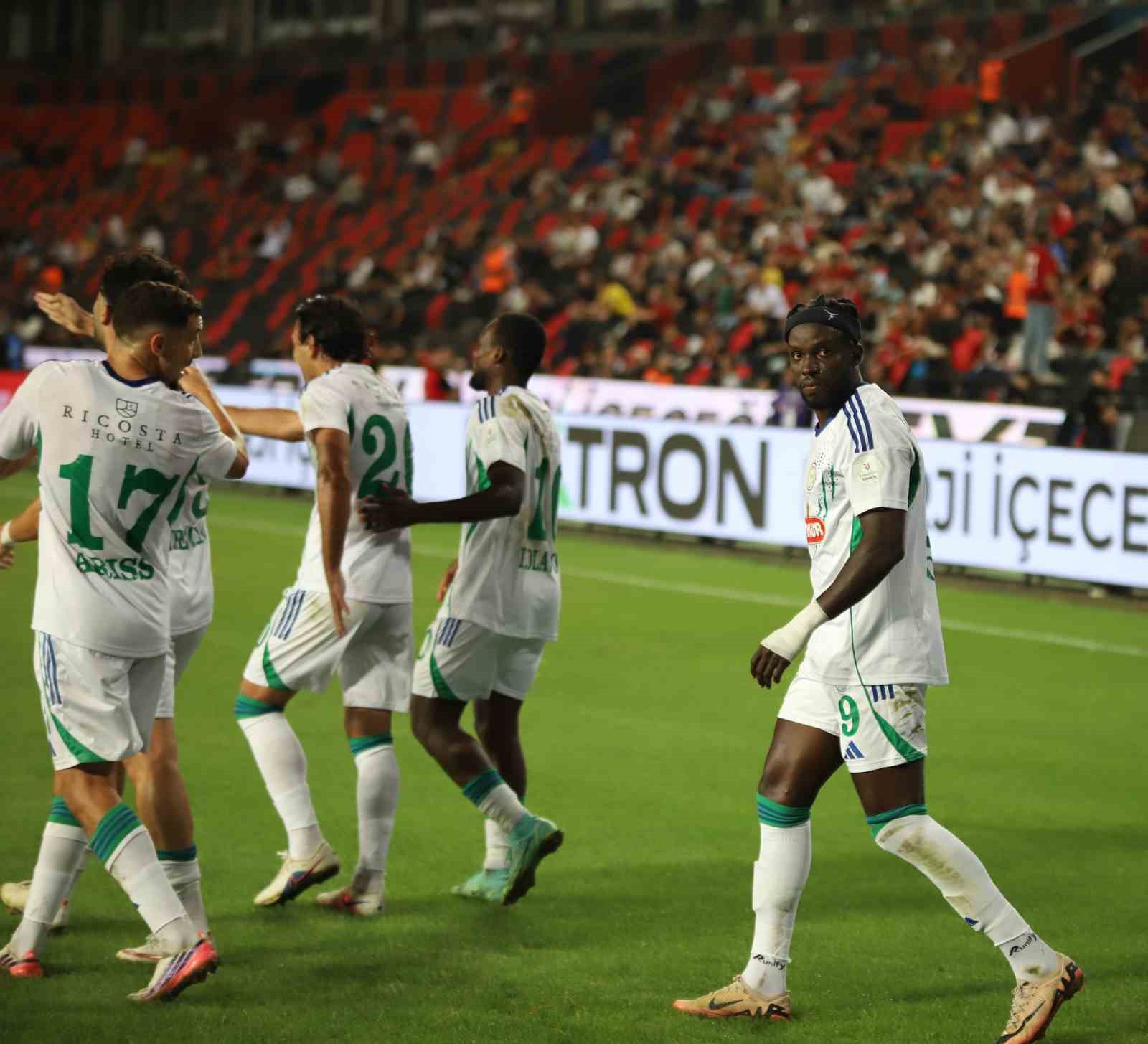 Trendyol Süper Lig: Gaziantep FK: 0 - Çaykur Rizespor: 2 (İlk yarı)