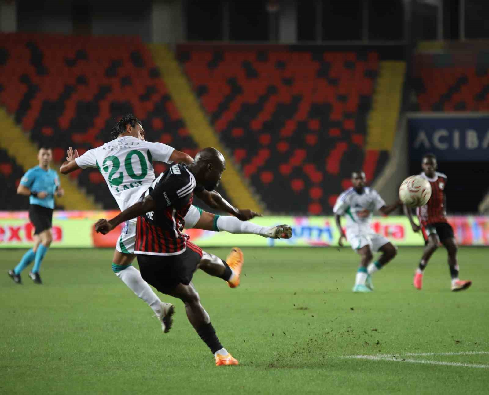Trendyol Süper Lig: Gaziantep FK: 0 - Çaykur Rizespor: 2 (İlk yarı)