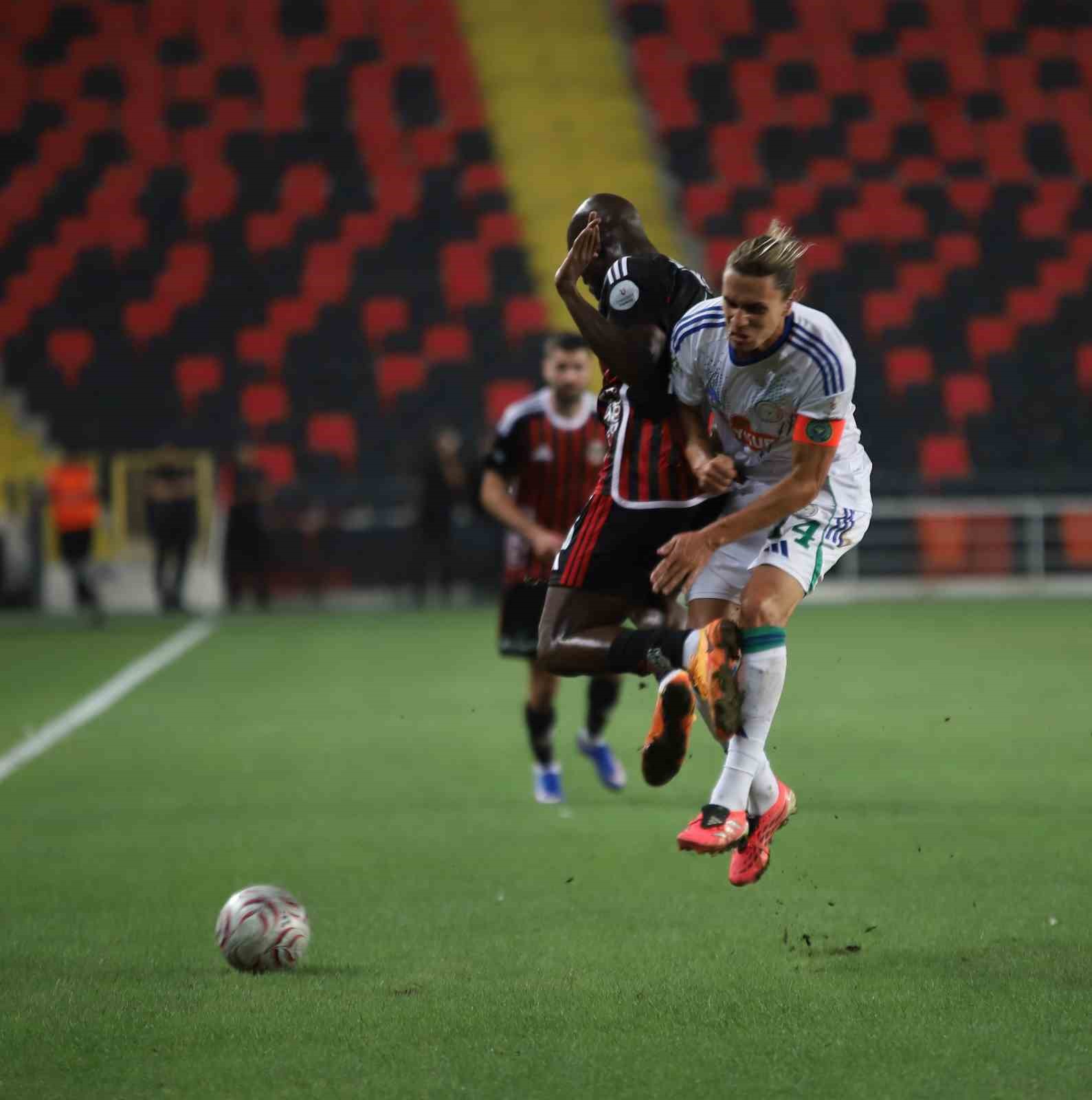 Trendyol Süper Lig: Gaziantep FK: 0 - Çaykur Rizespor: 2 (İlk yarı)