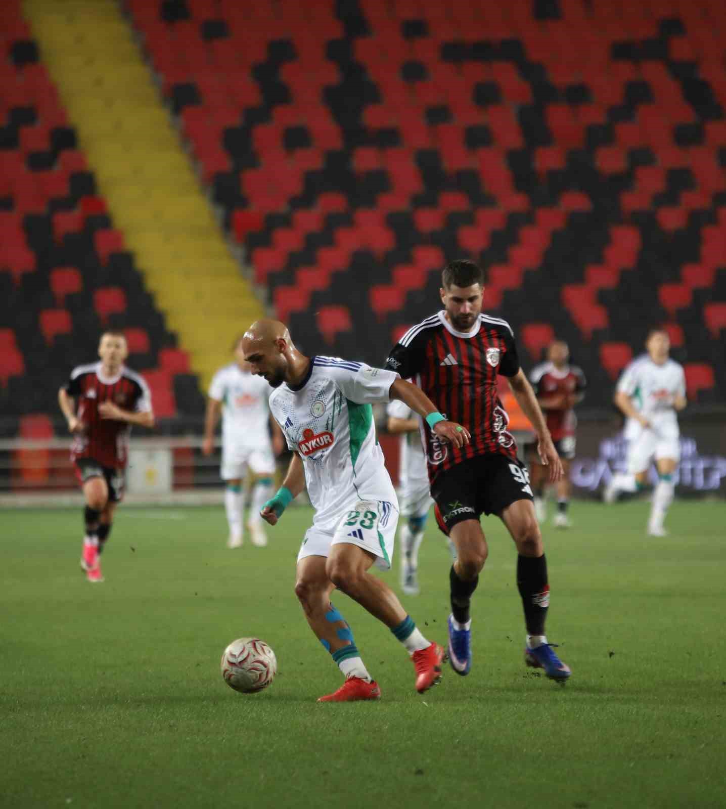 Trendyol Süper Lig: Gaziantep FK: 0 - Çaykur Rizespor: 2 (İlk yarı)
