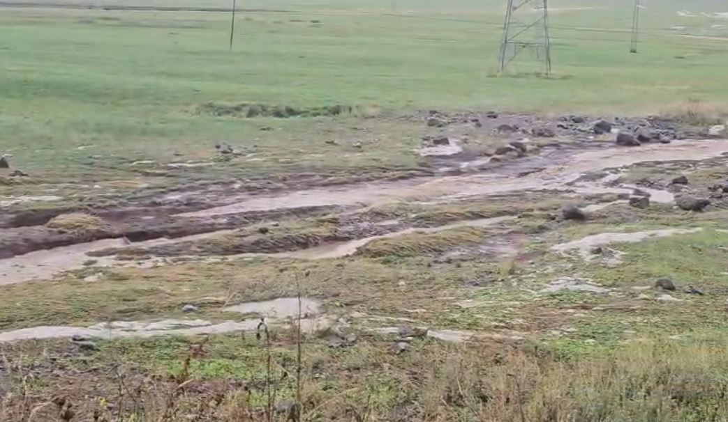 Ardahan’da sağanak ve dolu etkili oldu