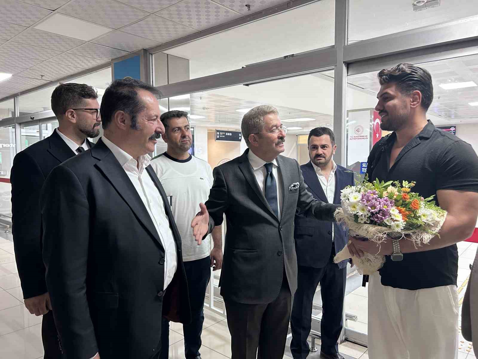 Tahran’dan Van’a direkt uçuşlar başladı: İlk turist kafilesi çiçeklerle karşılandı