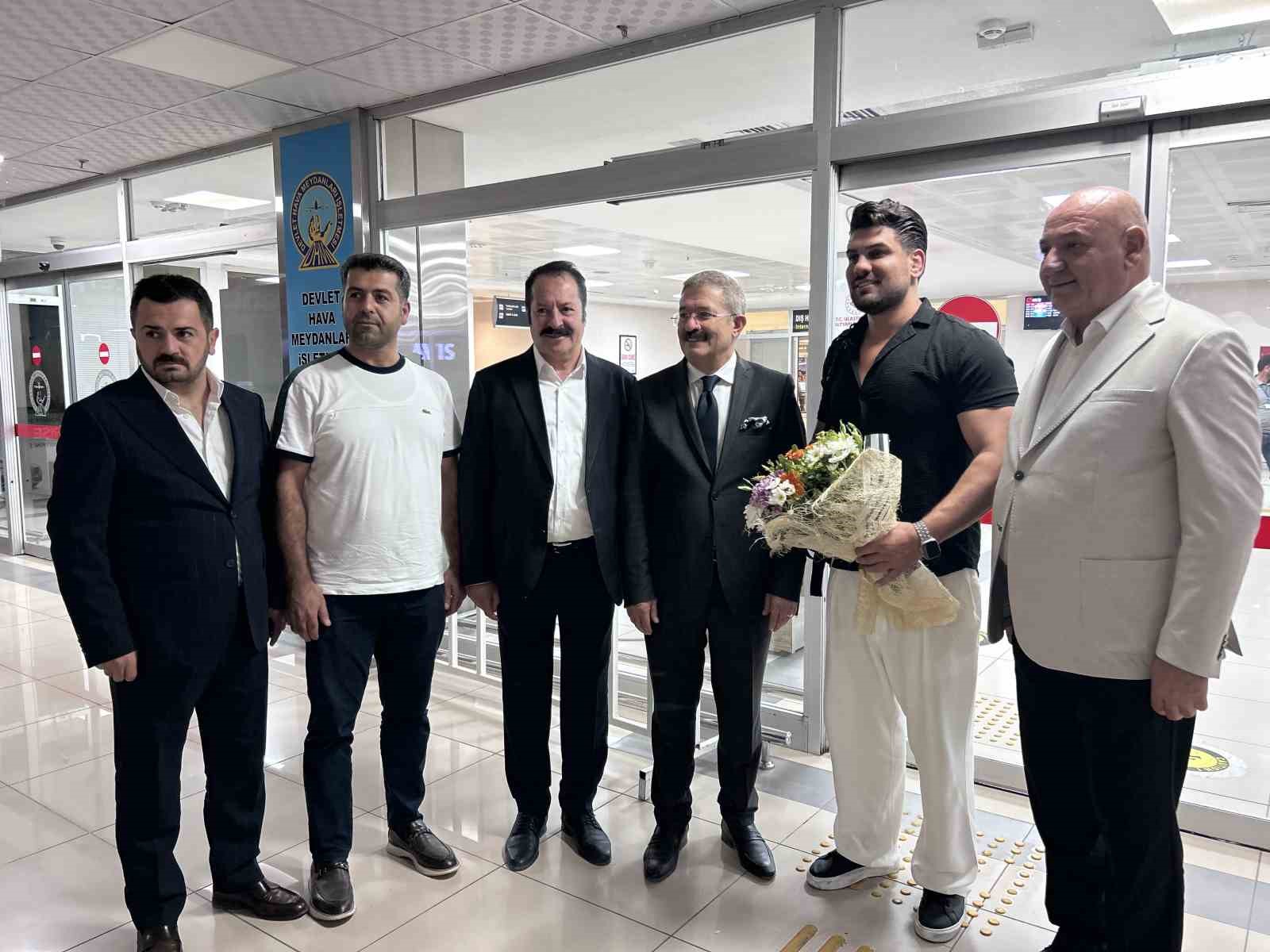 Tahran’dan Van’a direkt uçuşlar başladı: İlk turist kafilesi çiçeklerle karşılandı