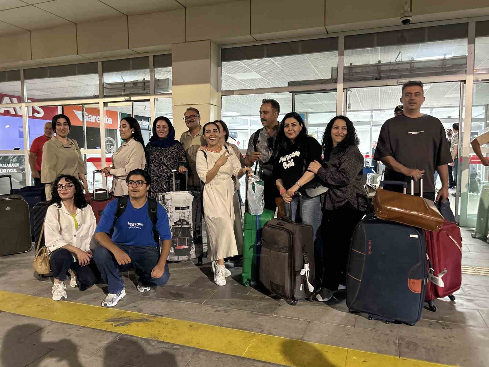 Tahran’dan Van’a direkt uçuşlar başladı: İlk turist kafilesi çiçeklerle karşılandı