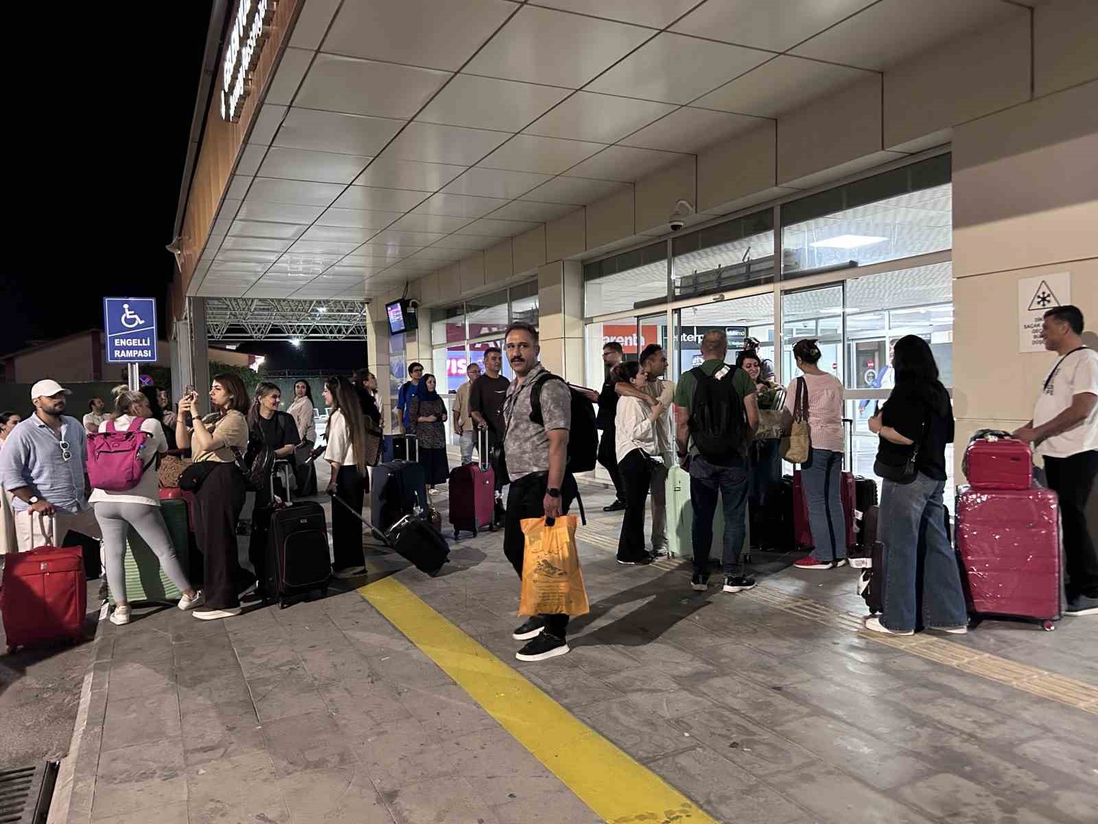 Tahran’dan Van’a direkt uçuşlar başladı: İlk turist kafilesi çiçeklerle karşılandı