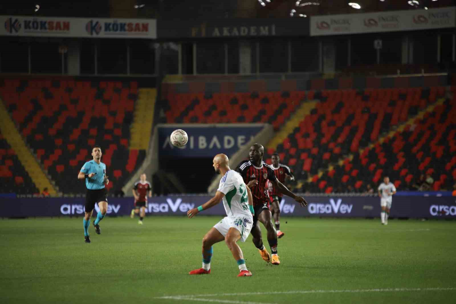 Trendyol Süper Lig: Gaziantep FK: 0 - Çaykur Rizespor: 1 (Maç devam ediyor)