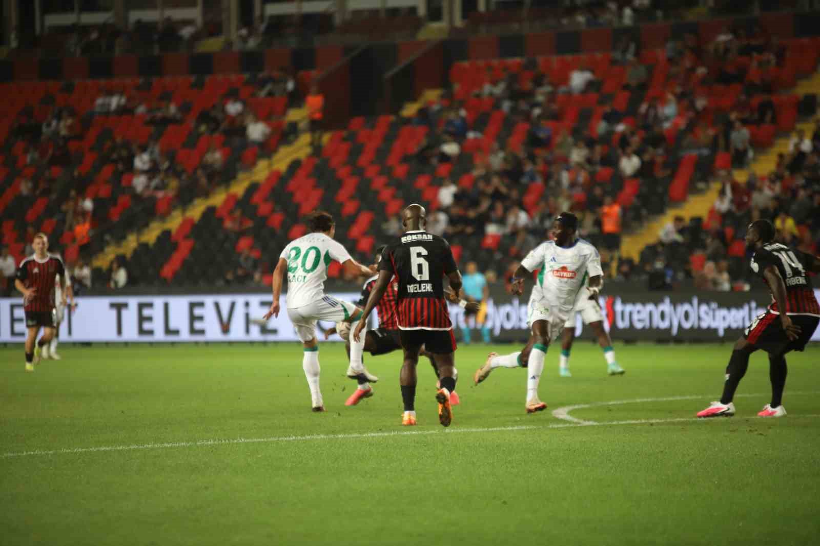 Trendyol Süper Lig: Gaziantep FK: 0 - Çaykur Rizespor: 1 (Maç devam ediyor)
