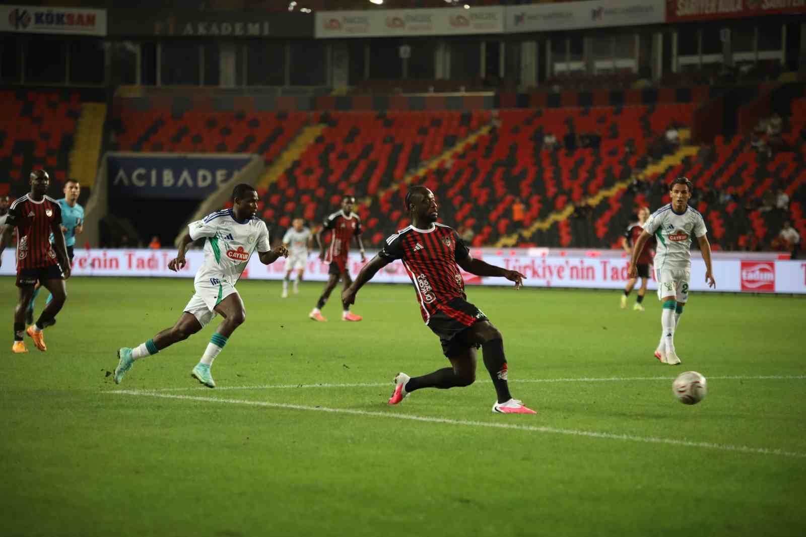 Trendyol Süper Lig: Gaziantep FK: 0 - Çaykur Rizespor: 1 (Maç devam ediyor)