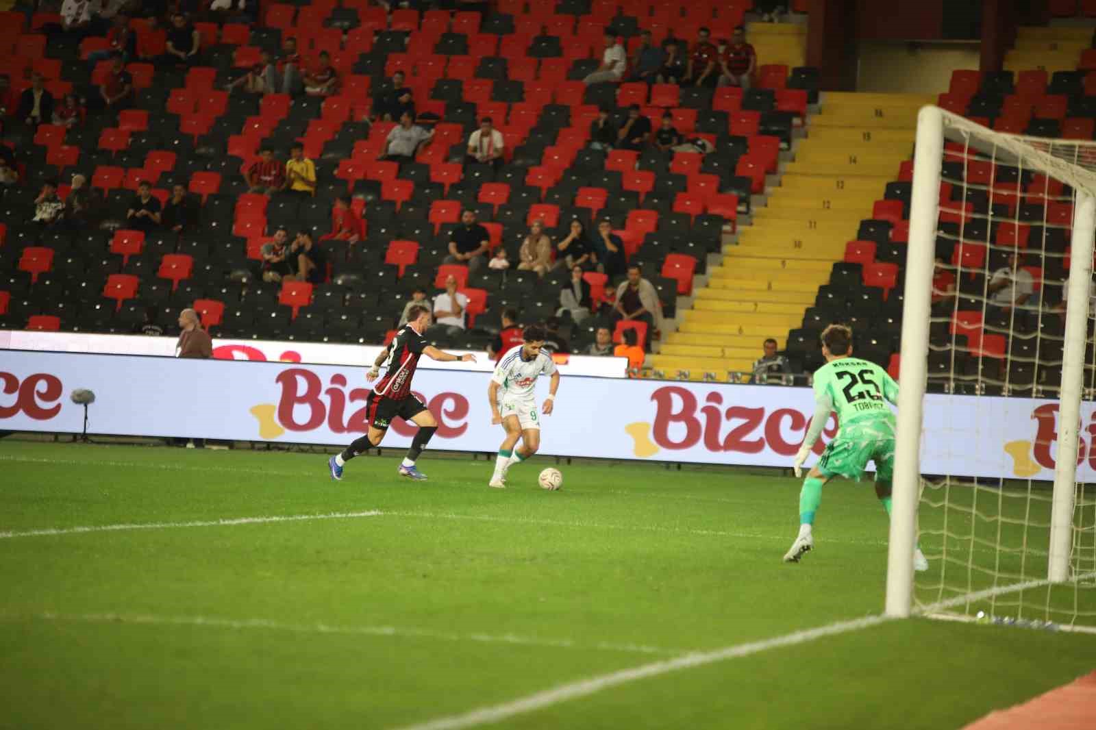 Trendyol Süper Lig: Gaziantep FK: 0 - Çaykur Rizespor: 1 (Maç devam ediyor)