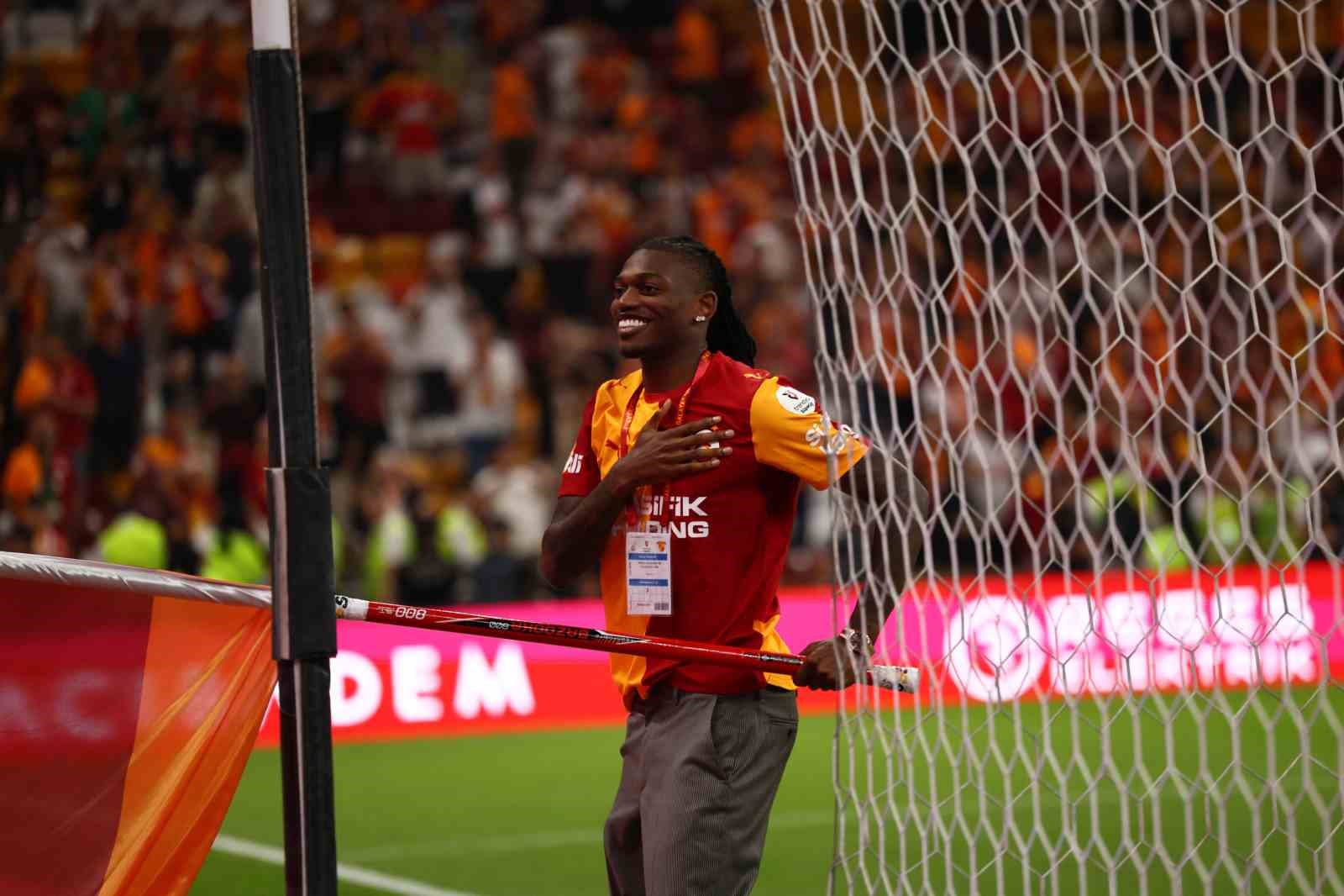 Rafael Leao, Galatasaray-Göztepe karşılaşmasının ardından sahaya inerek taraftarları selamladı