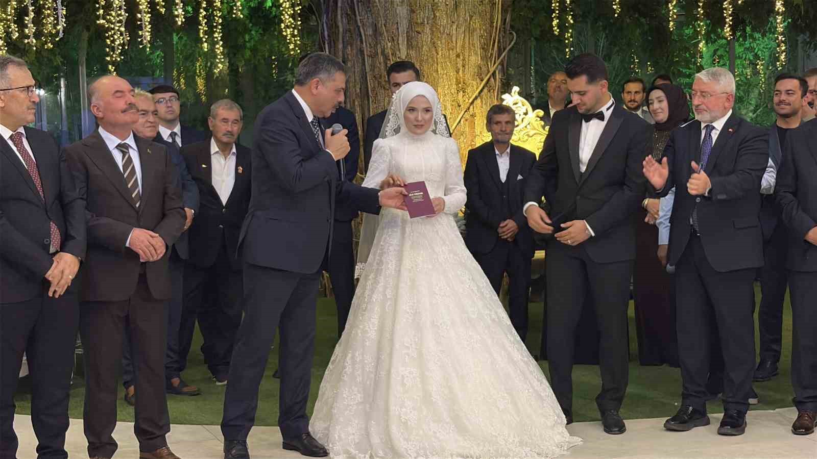 İçişleri Bakanı Çiftçi, AK Parti Çorum İl Başkanı’nın oğlunun düğününe katıldı