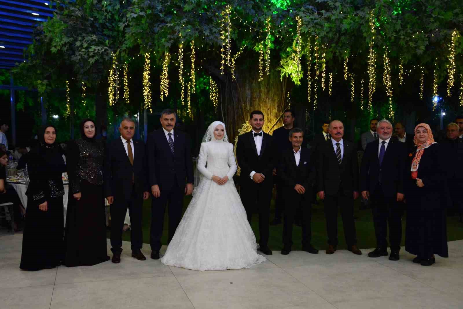 İçişleri Bakanı Çiftçi, AK Parti Çorum İl Başkanı’nın oğlunun düğününe katıldı