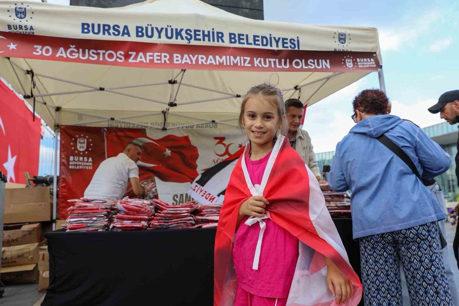 Bursa’da zafer coşkusu ay yıldız ile taçlandı