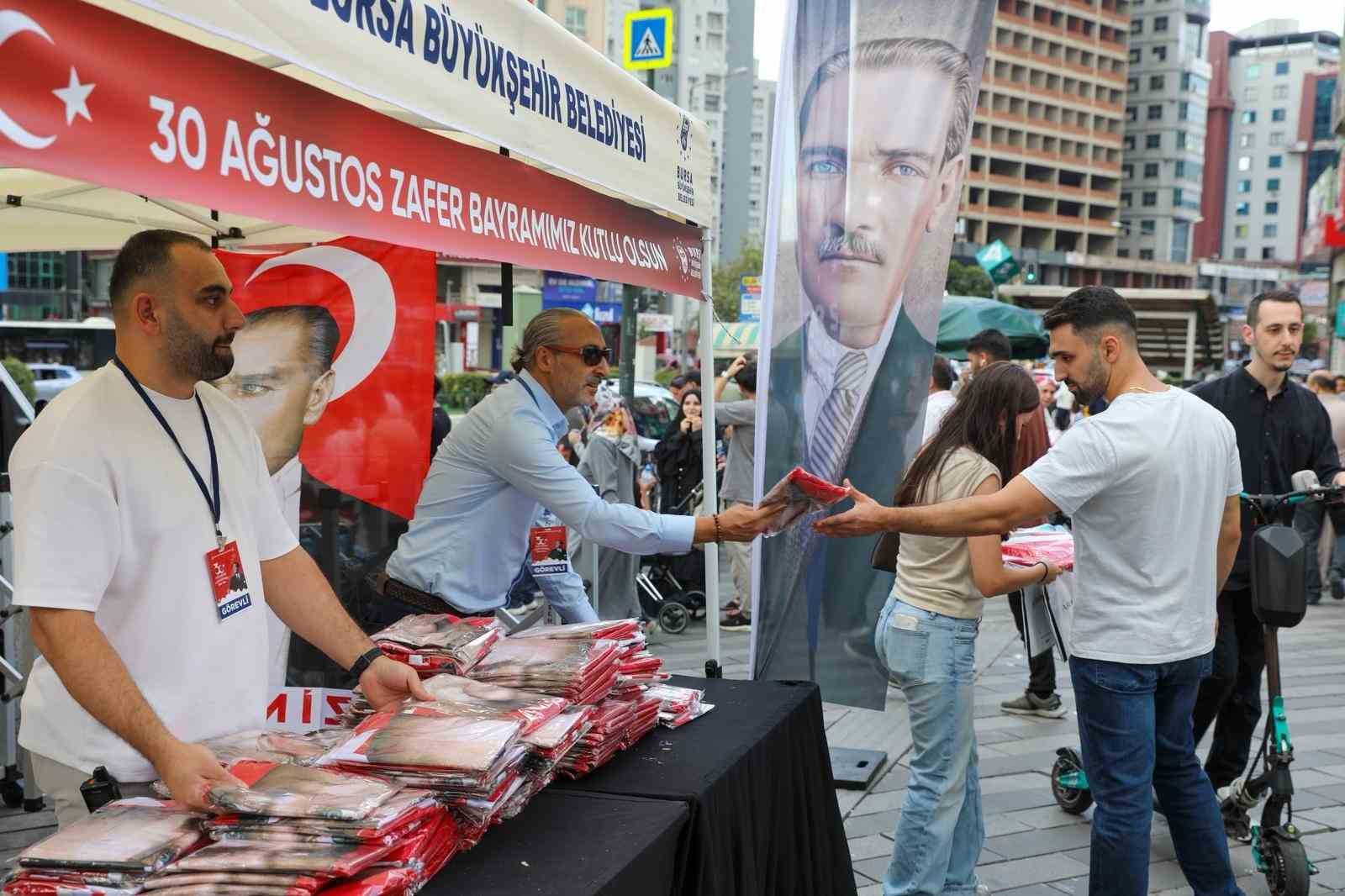 Bursa’da zafer coşkusu ay yıldız ile taçlandı