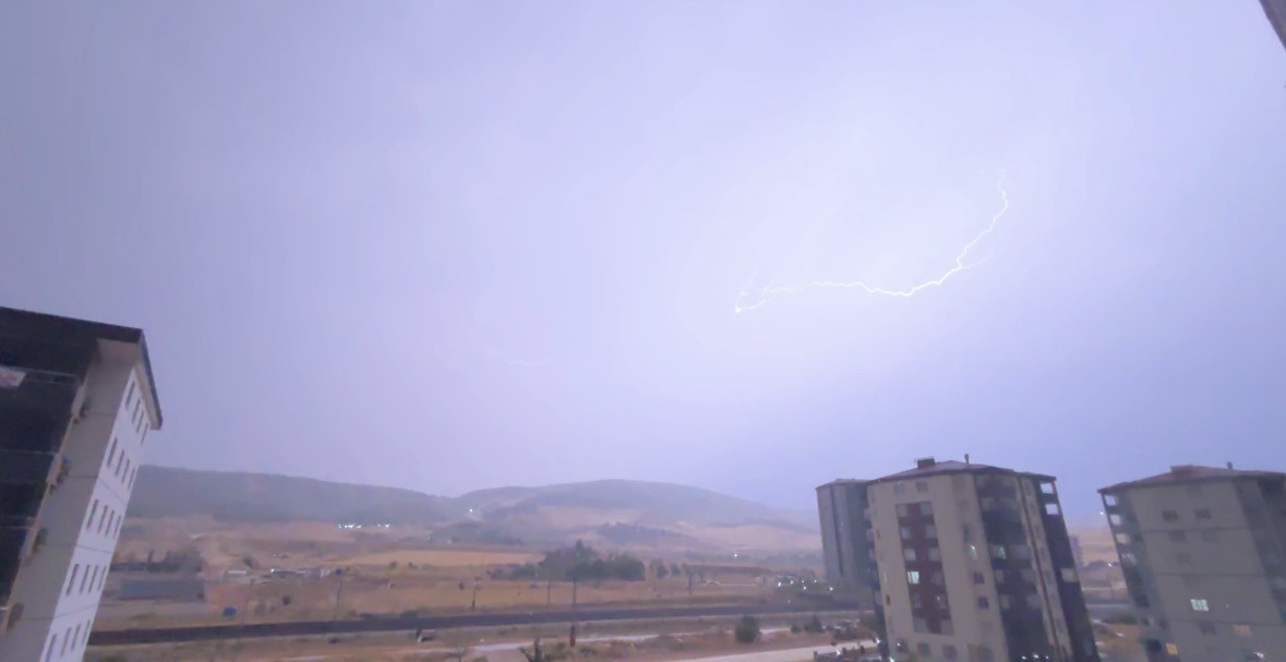 Gaziantep’te ‘şimşek fırtınası’ geceyi gündüze çevirdi