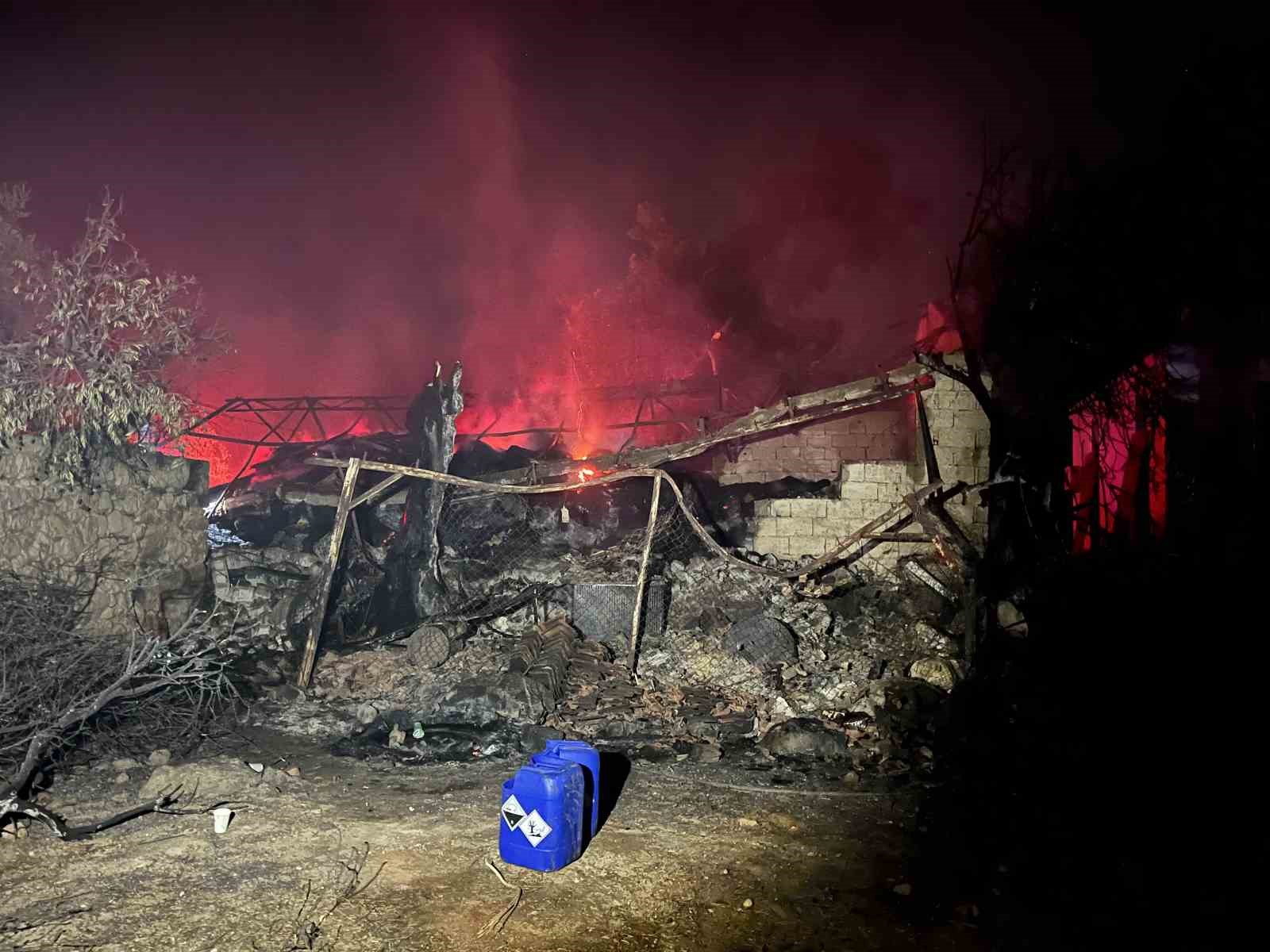 Yangında yemleri, iki ahırı yandı ve ineği telef oldu: "Alevler saniyeler içinde geldi"