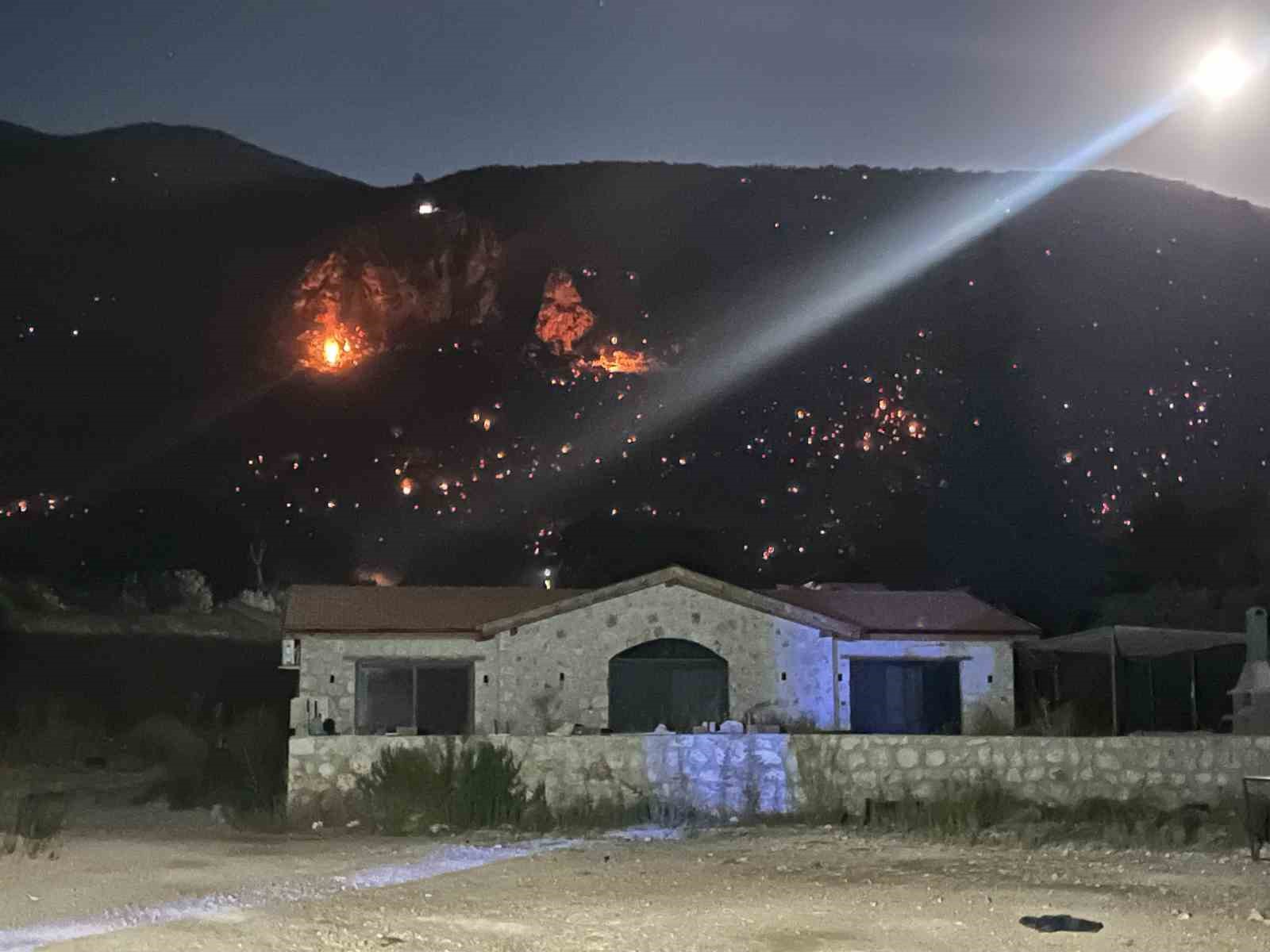 Yangında yemleri, iki ahırı yandı ve ineği telef oldu: "Alevler saniyeler içinde geldi"