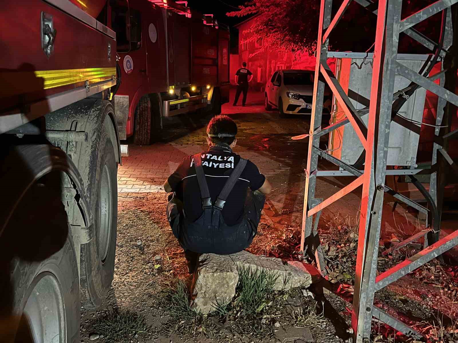 Yangında yemleri, iki ahırı yandı ve ineği telef oldu: "Alevler saniyeler içinde geldi"