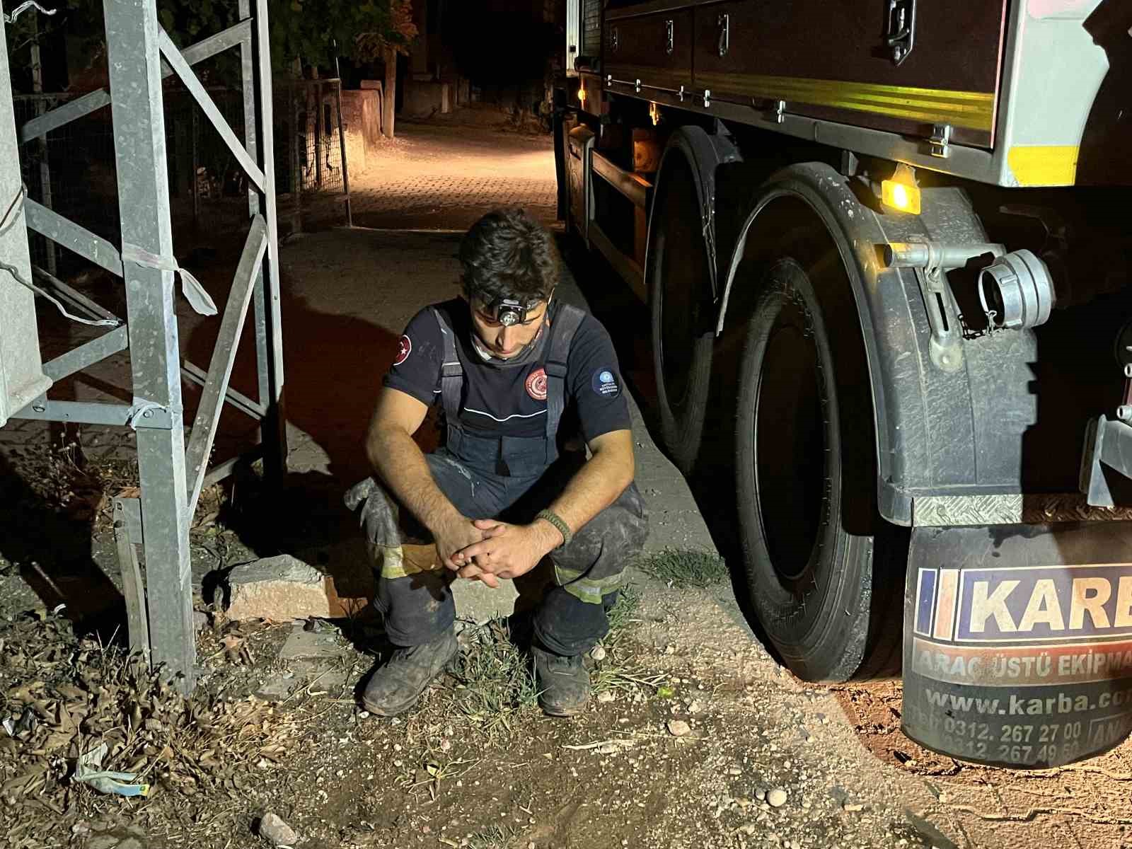 Yangında yemleri, iki ahırı yandı ve ineği telef oldu: "Alevler saniyeler içinde geldi"