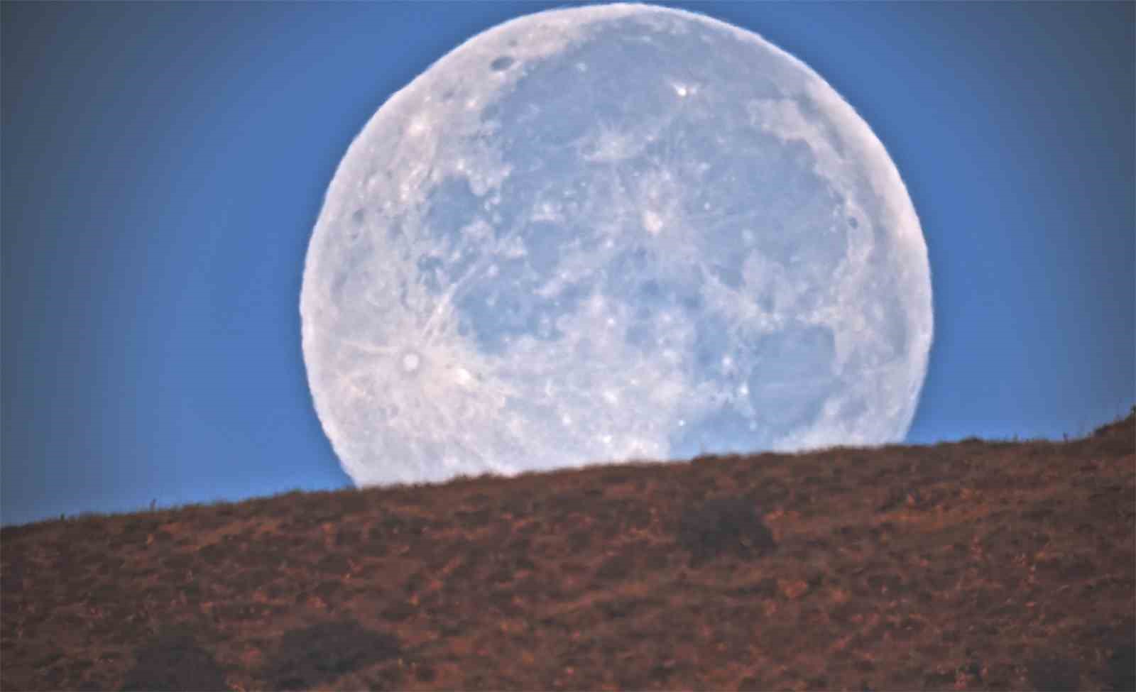 Bitlis’te etkileyici manzara: Ay battı, güneş doğdu