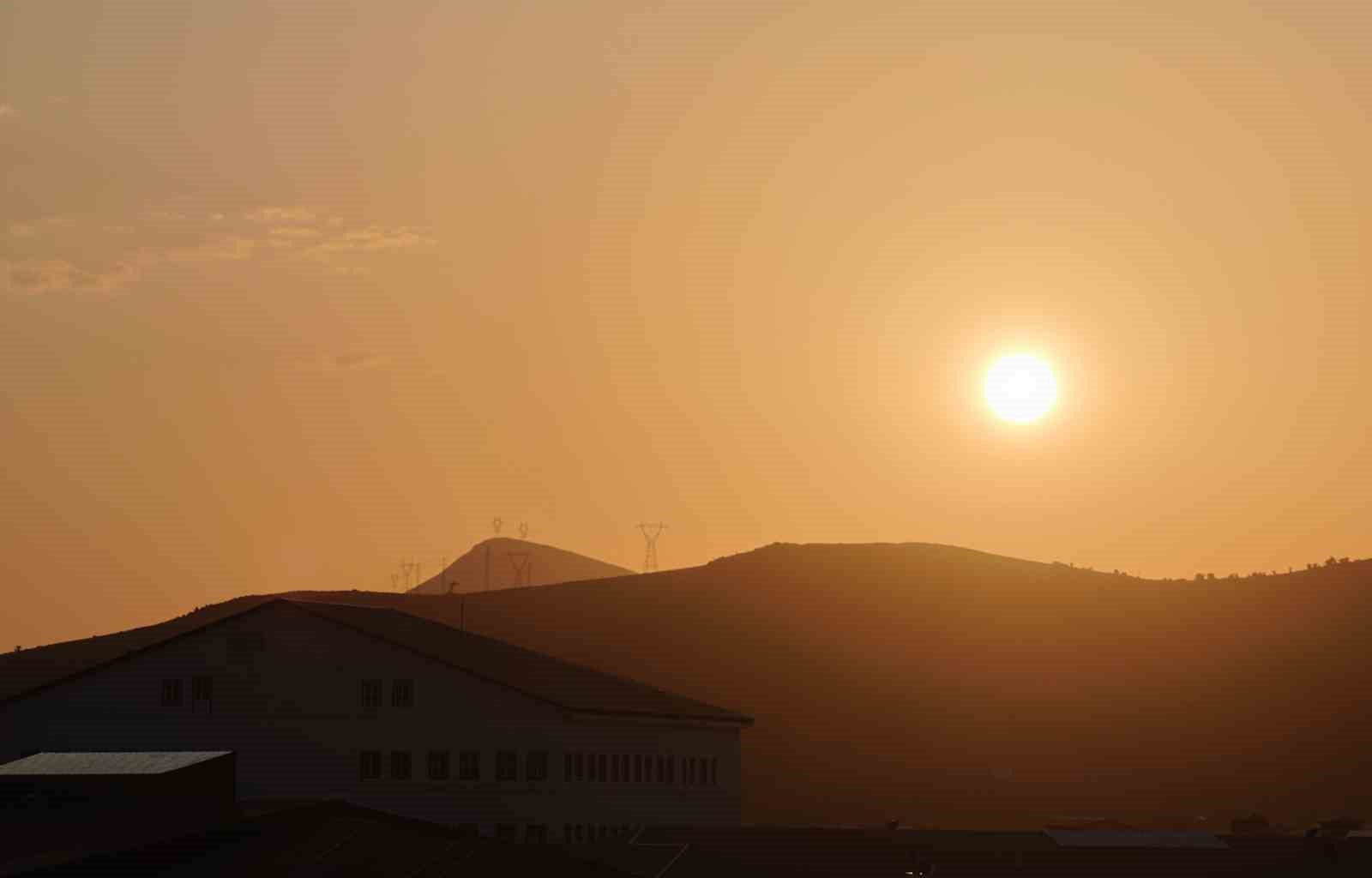 Bitlis’te etkileyici manzara: Ay battı, güneş doğdu