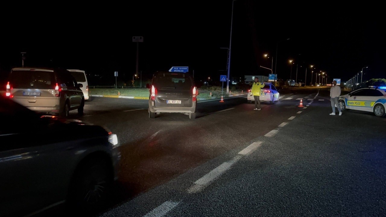 Heyelandan kapanan Erzincan-Sivas kara yolu yeniden ulaşıma açıldı
